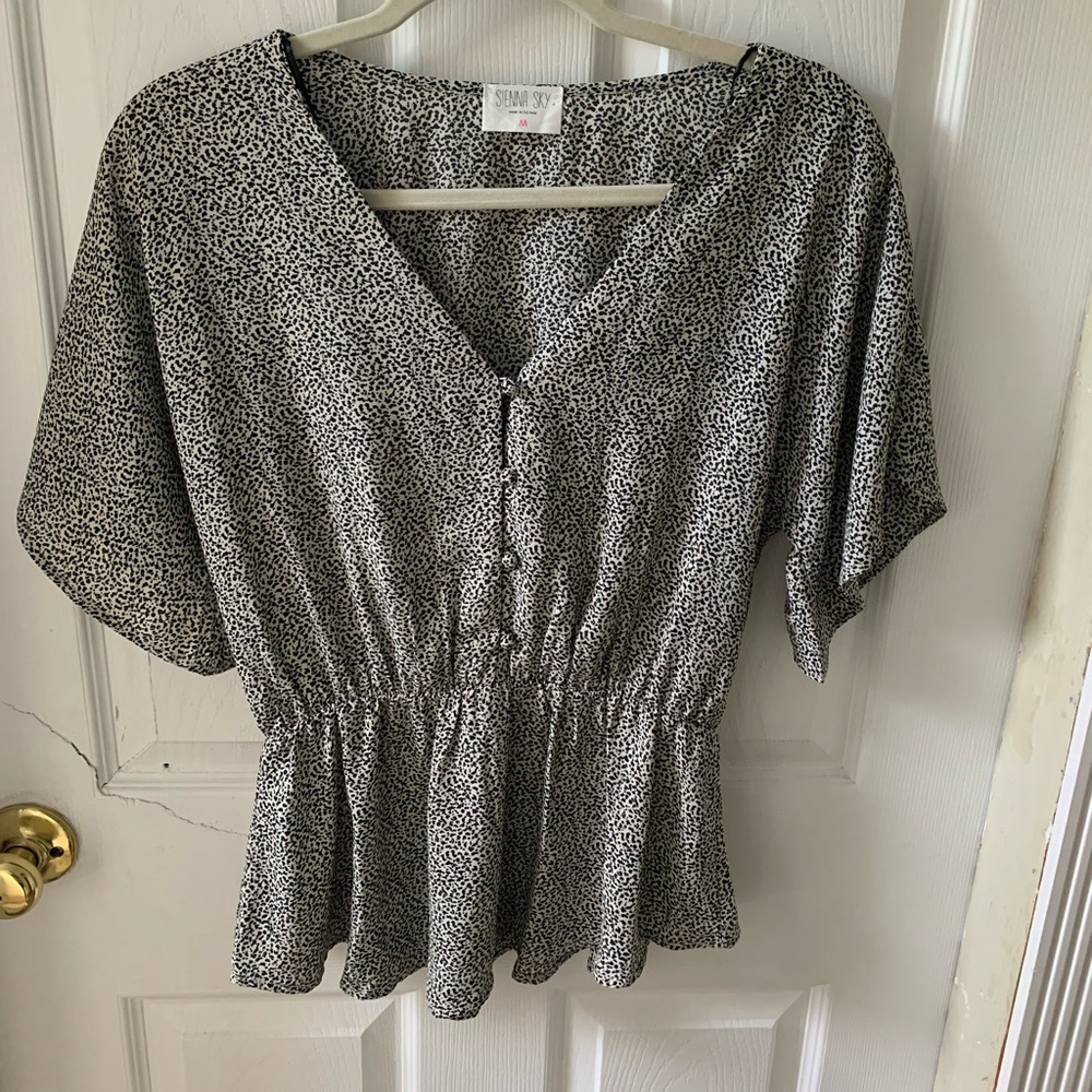 V neck three button pattern shirt